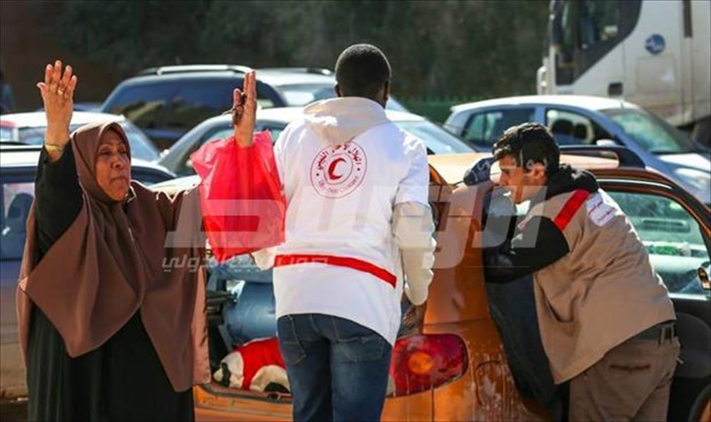 الهلال الأحمر يوزع مساعدات إنسانية في بنغازي