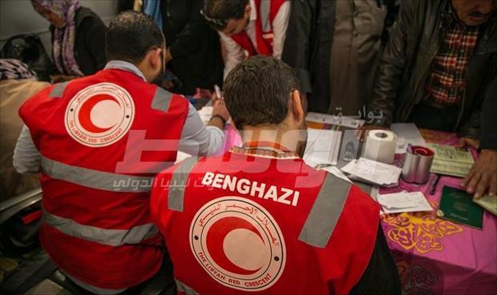الهلال الأحمر يوزع مساعدات إنسانية في بنغازي
