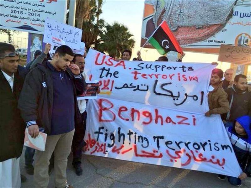 متظاهرون في بنغازي يحرقون العلم التركي ويطالبون بإقالة «حكومة الثني»