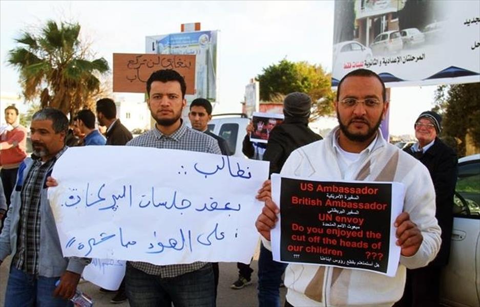 متظاهرون في بنغازي يحرقون العلم التركي ويطالبون بإقالة «حكومة الثني»