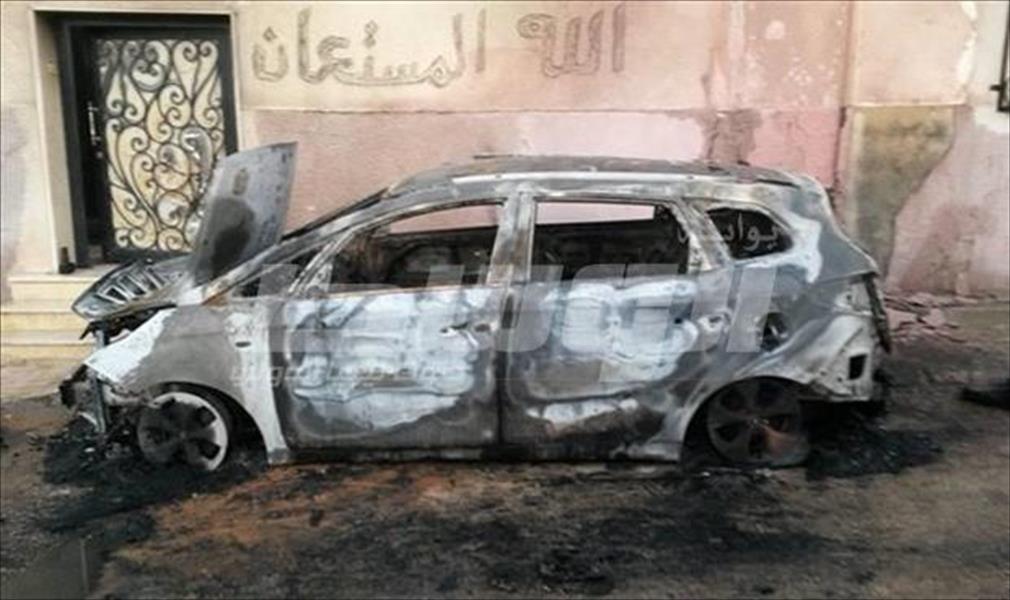 بالصور..حرق سيارتين لضابط شرطة في طرابلس