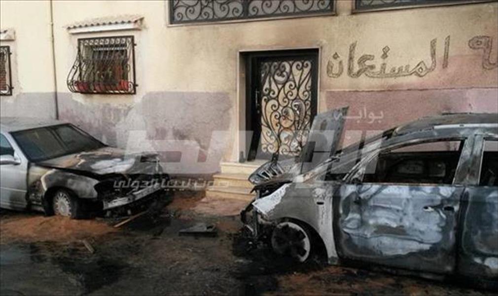 بالصور..حرق سيارتين لضابط شرطة في طرابلس