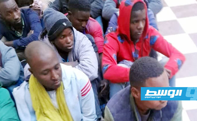 نقل 144 مهاجرًا غير شرعي لجهاز مكافحة الهجرة غير شرعية طرابلس. (مكتب الإعلام الأمني زليتن)