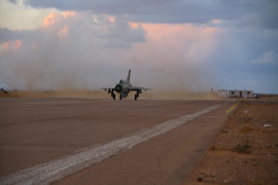 آمر قاعدة القرضابية: «فجر ليبيا» أسقطت طائرة ميغ قصفت القاعدة