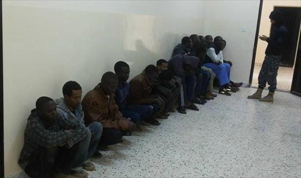 «مكافحة الهجرة غير الشرعية» تضبط 80 متسللاً داخل مدينة بنغازي