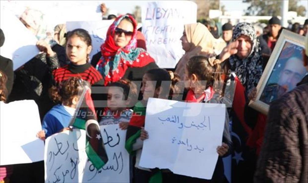 متظاهرون في بنغازي يطالبون بإقالة الثني