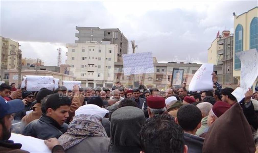 بالصور: متظاهرون في طبرق يؤيدون «الكرامة» ويطالبون بإقالة حكومة الثني