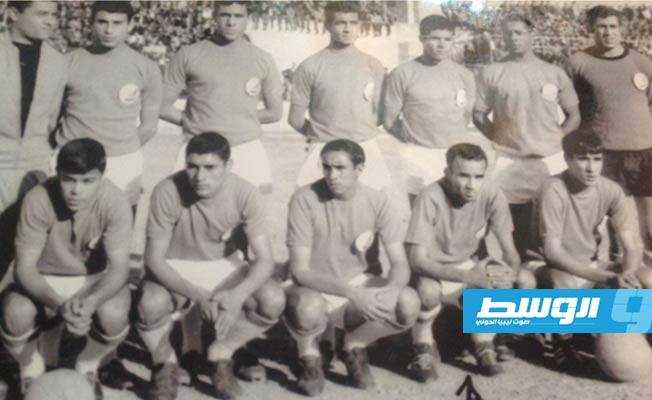 فرج المذيل مع فريق الأهلي بنغازي بطل الدوري الليبي 69 - 70. (إنترنت)
