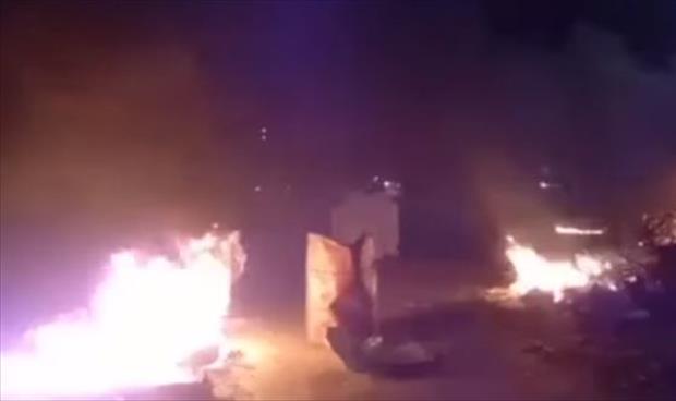 محتجون يحرقون إطارات ويغلقون معبر رأس اجدير الحدودي مع ليبيا، 15 أكتوبر 2022. (الإنترنت)