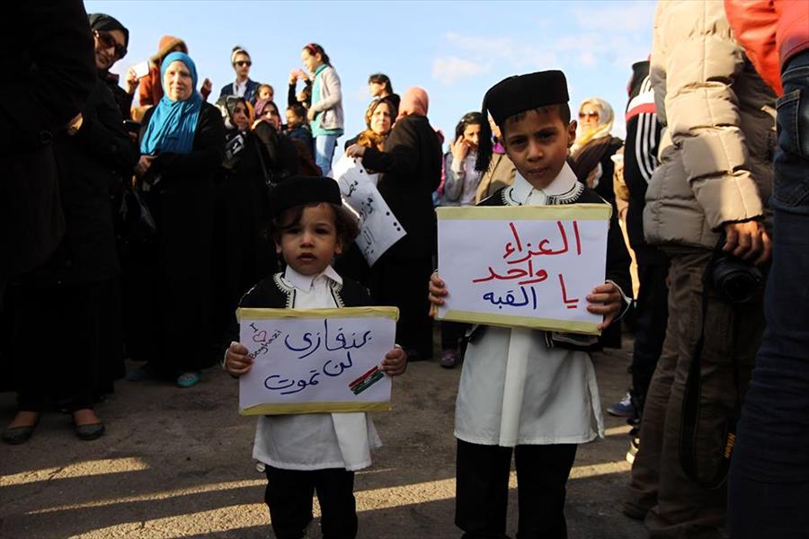بالصور: مُظاهرة في بنغازي تُندد بالعمليات الإرهابية في القبة
