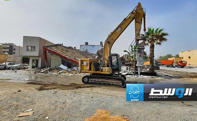 استمرار أعمال الإزالة وفتح المسارات بالطريق الدائري الثالث في طرابلس