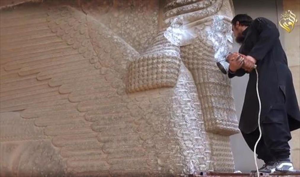 فيديو: «داعش» يُحطِّم متحفًا في العراق