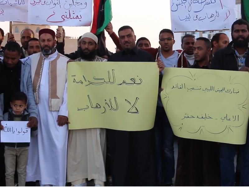 بالصور: تظاهرة في أوجلة تطالب بتعيين حفتر قائدًا للجيش