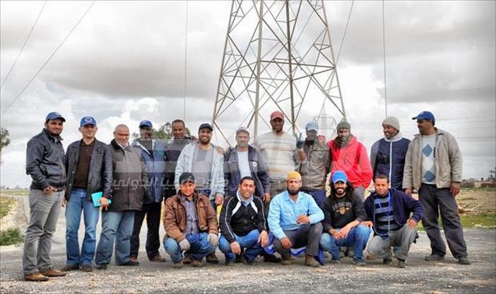 بالصور: صيانة خط كهرباء جنوب بنغازي - إجدابيا والقوارشة - قمينس
