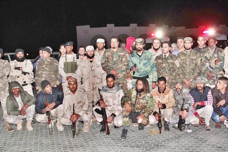 جنود وشباب أحياء بنغازي يرحبون بتعيين حفتر قائدًا للجيش