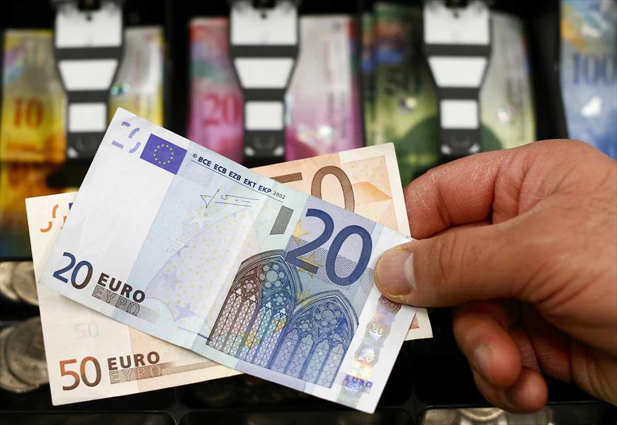 اليورو يهبط لأدنى مستوى في 11 عامًا أمام الدولار