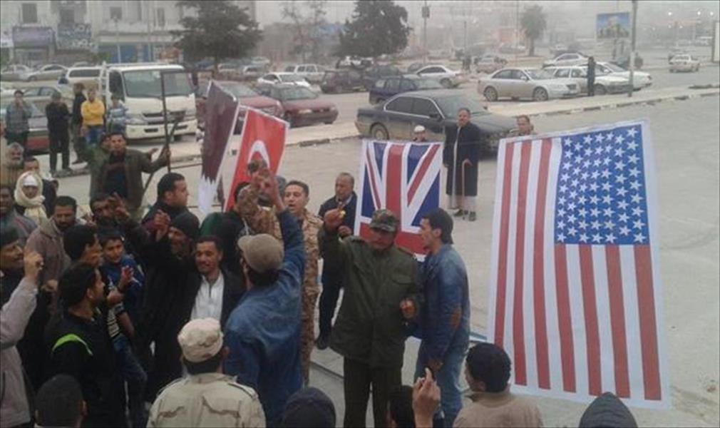 البيضاء: متظاهرون يحرقون أعلام أميركا وبريطانيا وتركيا وقطر