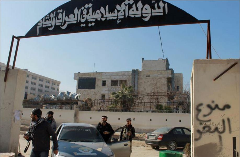 فرض عقوبات على رجل أعمال سوري اشترى نفطًا من «داعش»