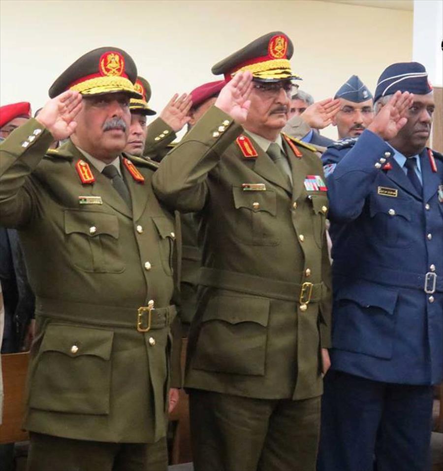 بالصور: حفتر يؤدي اليمين القانونية قائدًا عامًا للجيش في طبرق