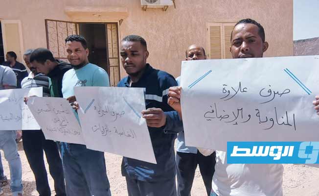 وقفة احتجاجية للعاملين بشركة الكهرباء دائرة أوباري، 22 يونيو 2021، (تصوير: رمضان كرنفودة)