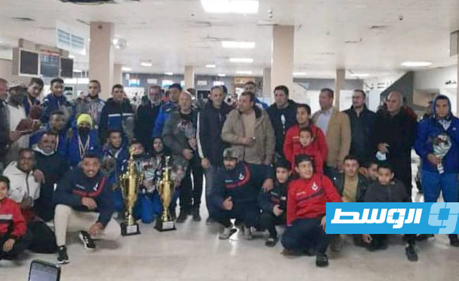 استقبال بعثة رفع الأثقال الليبية بالورود في مطار معيتيقة