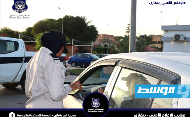 إحدى عناصر وحدة الشرطة النسائية في حملة أمنية مرورية بمدينة بنغازي، 2 أكتوبر 2022. (مديرية أمن بنغازي)
