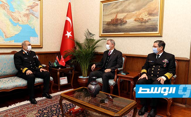 من استقبال آكار في تركيا لقائد البحرية الليبية، 15 فبراير 2022. (وزارة الدفاع التركية)