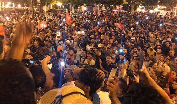 أنصار قيس سعيد يحتفلون في تونس بعد إعلان فوزه بانتخابات الرئاسة