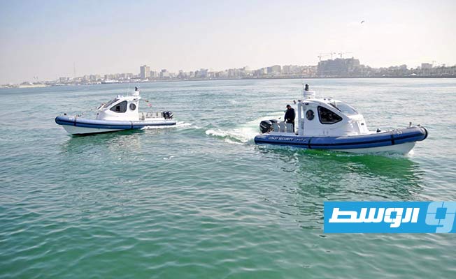 عملية إنزال وتعويم الزورقين الجديدين لأمن السواحل بحوض ميناء طرابلس، الأحد 19 فبراير 2023. (وزارة الداخلية)
