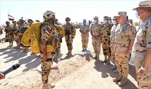 رئيس الأركان المصري مع عدد من أفراد القوات الخاصة المصرية