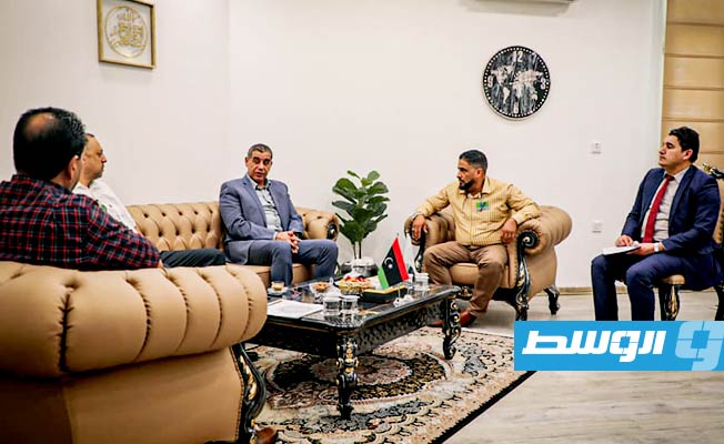 لقاء علي القطراني مع رئيس فرع هيئة مكافحة الفساد في بنغازي، 30 يوليو 2022. (الحكومة المكلفة من مجلس النواب)