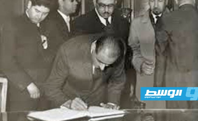 الوزير خليفة التليسي خلف الوزير أحمد صويدق.