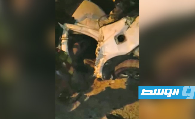 آثار انقلاب سيارة قرب الإشارة الضوئية بطريق المطار في طرابلس. (مديرية أمن طرابلس)
