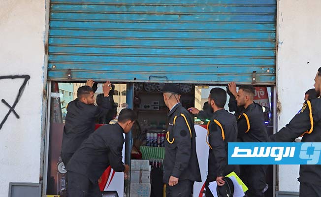 حجز مجموعة من الأشخاص وإقفال محال لبيع كماليات السيارات في بنغازي