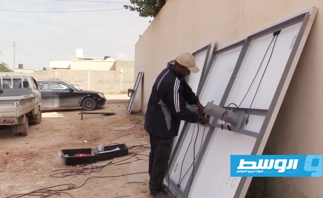 تركيب أعمدة إنارة بالطاقة الشمسية ببنغازي, 10 نوفمبر 2020.(بلدية بنغازي)