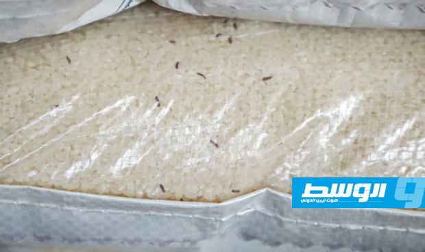 القبض على مدير شركة أغذية في بنغازي قبل بيع 30 ألف كيس سلع فاسدة