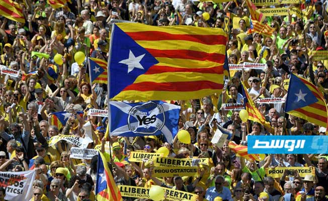 رئيس الحكومة الإسبانية يقترح استفتاءً على تعزيز الحكم الذاتي لكاتالونيا