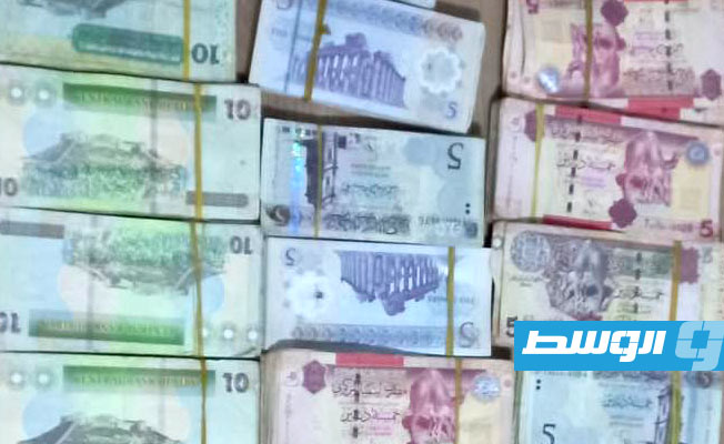 أموال كانت بحوزة المشتكي الذي ادعى تعرضه لسطو مسلح في تاجوراء. (وزارة الداخلية)