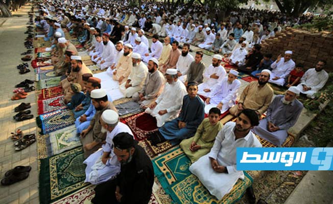 بالصور: ملايين المسلمين في العالم يؤدون صلاة عيد الفطر