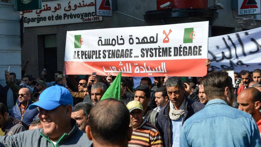 الجزائر: احتفالات في الشارع وحذر من «مناورات» السلطة
