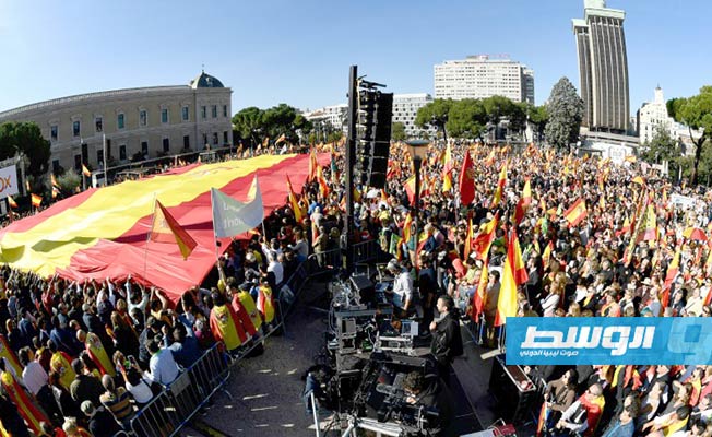 آلاف المناهضين لانفصال كتالونيا يخرجون في مسيرة بمدريد