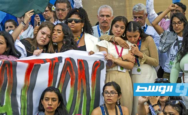 دموع النشطاء خلال وقفة تضامنية مع غزة في مؤتمر المناخ في دبي