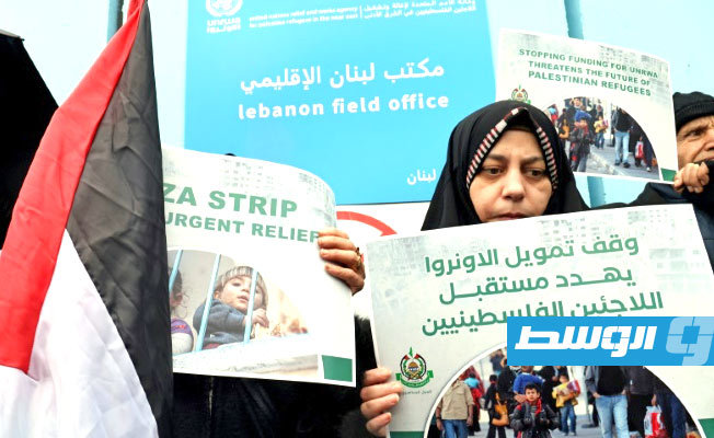 لبنان.. لاجئون فلسطينيون يعتصمون أمام مقر «أونروا» احتجاجا على وقف تمويل الوكالة