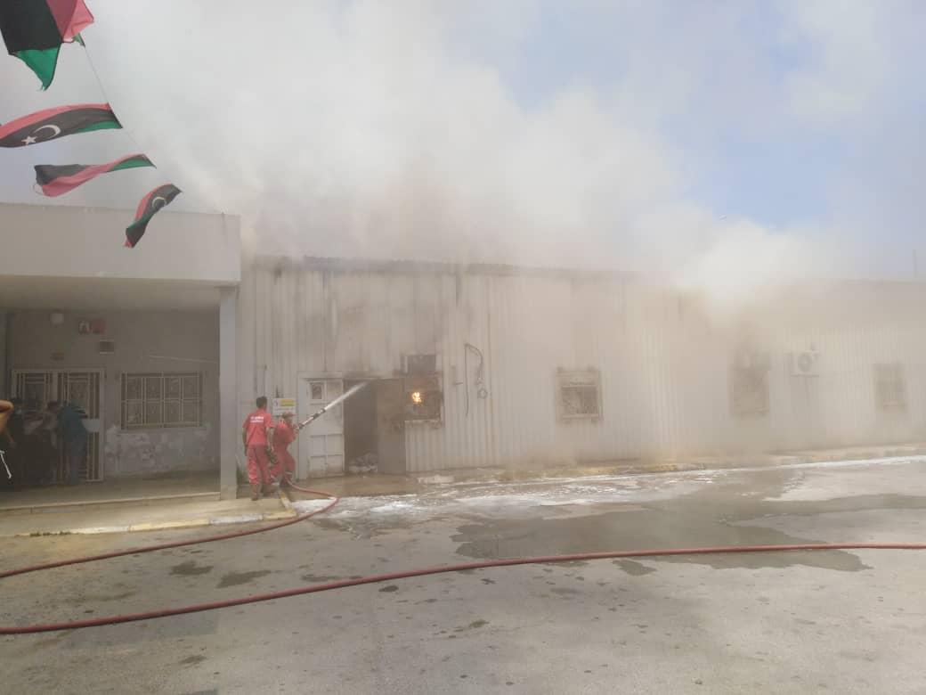 صنع الله يصل مقر مصحة النفط في طرابلس لتقييم خسائر الحريق