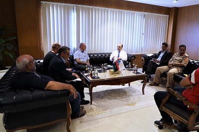 رئيس المجلس التسييري لبلدية بنغازي الصقر بوجواري يستقبل مدير المعرض العائم على السفينة «لوغوس هوب». (بلدية بنغازي)