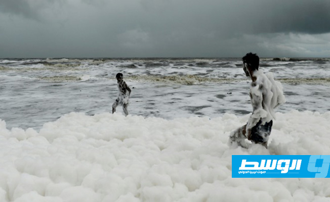 الهند تحذر مواطنيها من رغوة بيضاء تغطي الشاطئ