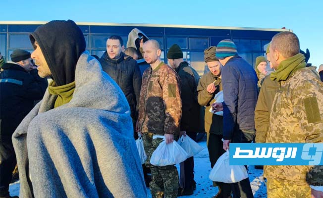 جنود أوكرانيون كانوا معتقلين في روسيا، في طريق العودة إلى بلادهم بعد إطلاقهم في عملية تبادل للأسرى. (الإنترنت)