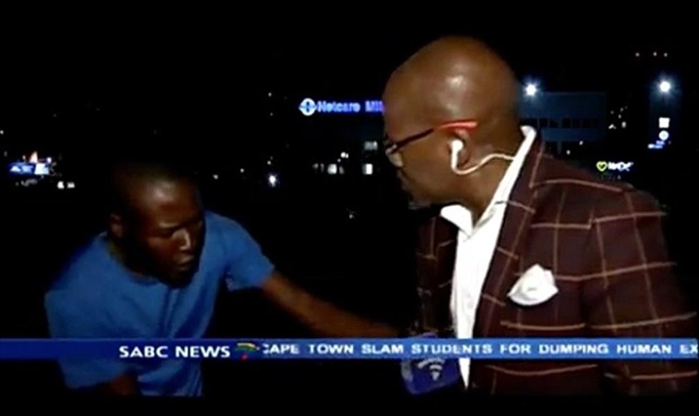 بالفيديو: مراسل يتعرض للسرقة على الهواء مباشرة