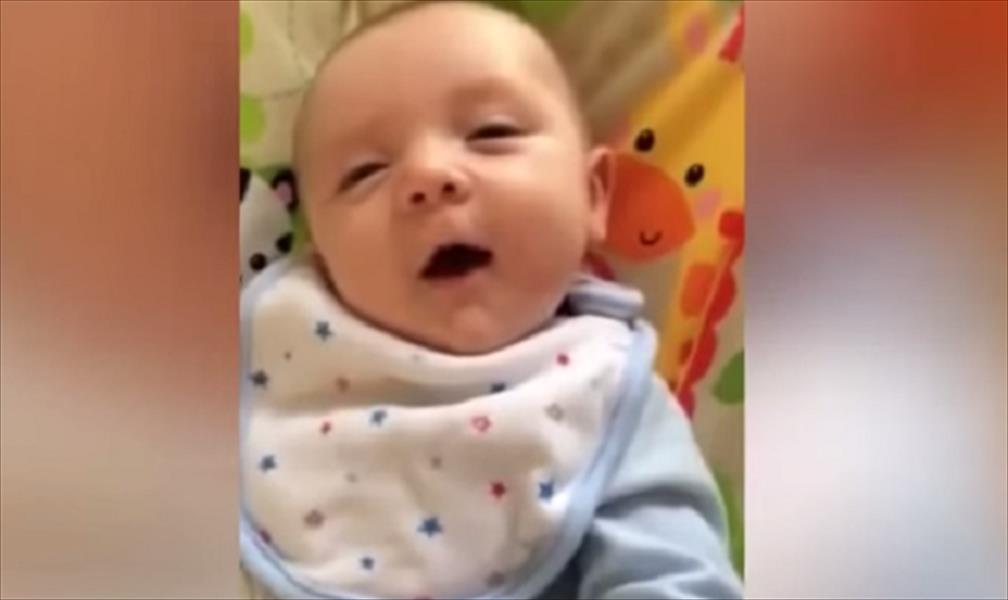بالفيديو: طفل عمره شهران يتحدَّث لوالديه