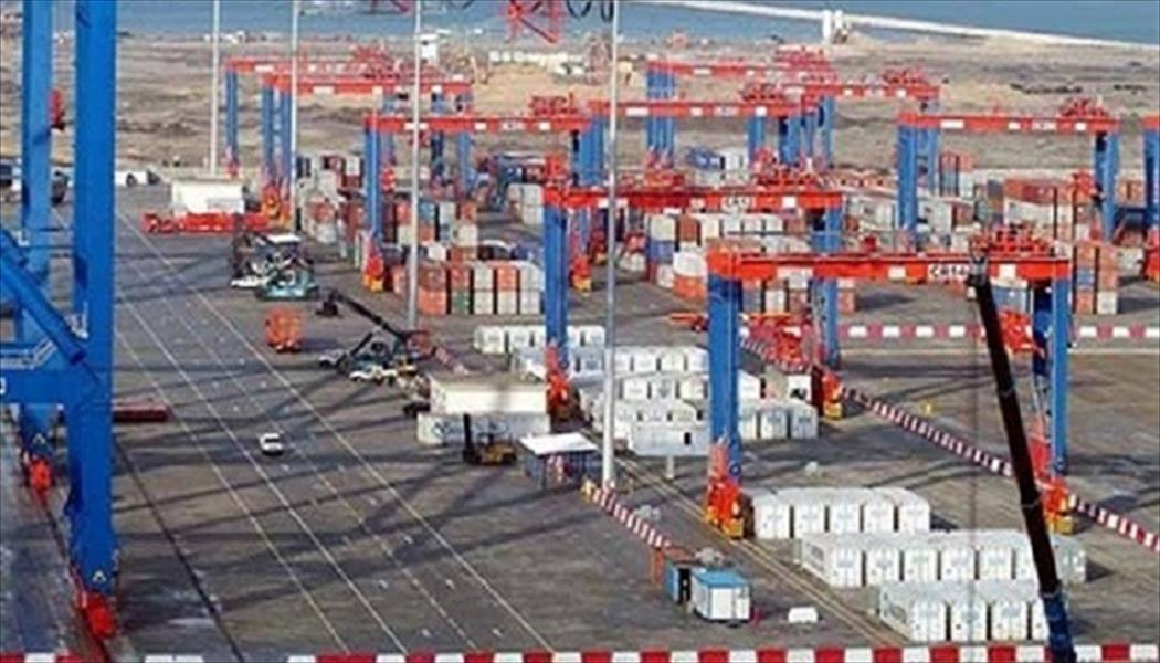 مصر توقّع اتفاق محطة صب سائل بميناء السخنة مع موانئ دبي